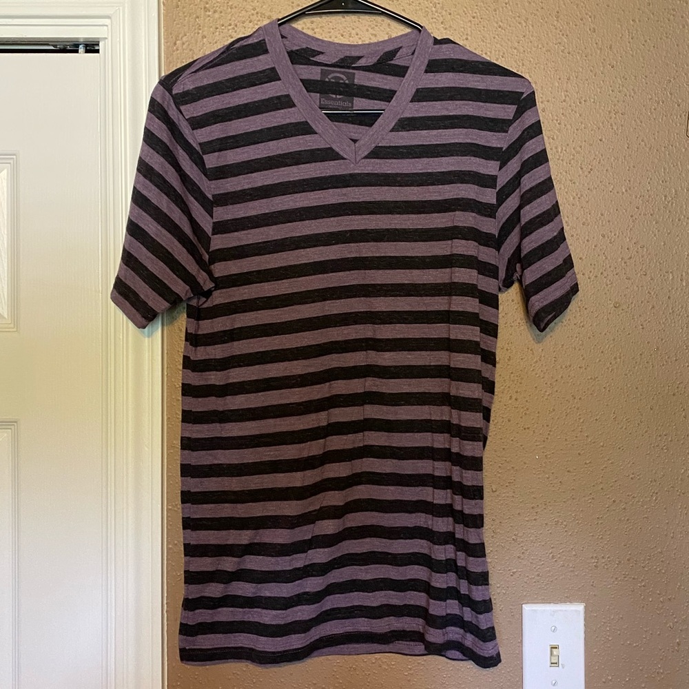 Essentials V-neck. Size Small.